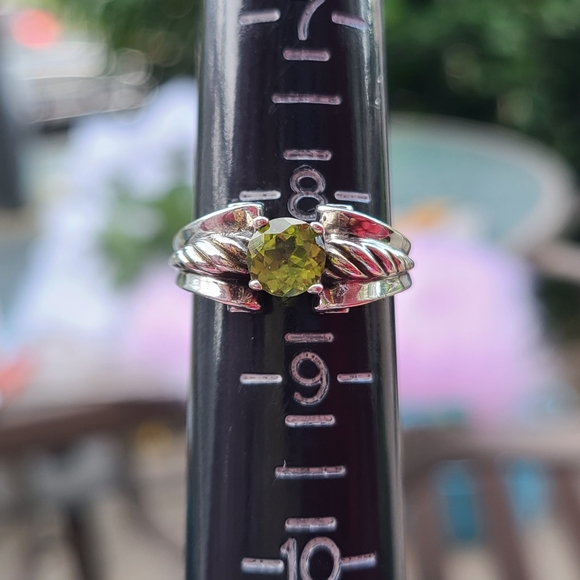 Vintage .5ct Round Cut Peridot Silver Scroll Size 8.5 Ring - Picture 4 of 8